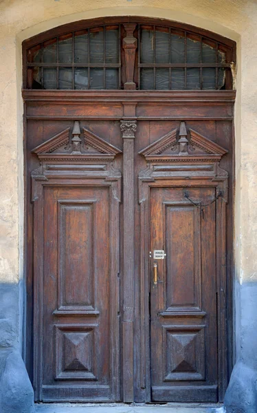 Старі коричневі дерев'яні двері — стокове фото