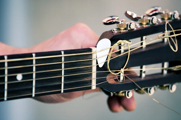 Guitarist hand tuning classic acoustic guitar. — Stock Photo, Image