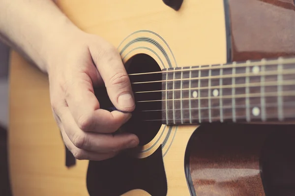 Mann spielt akustische Gitarre — Stockfoto