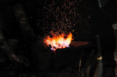 Ateş kıvılcımları.