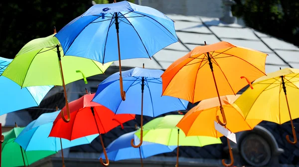 Straße mit bunten Regenschirmen dekoriert. — Stockfoto