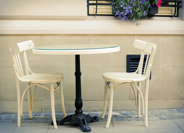 Okrągły stół i krzesła — Zdjęcie stockowe