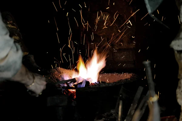 Embers e Flamme da forja de um ferreiro — Fotografia de Stock