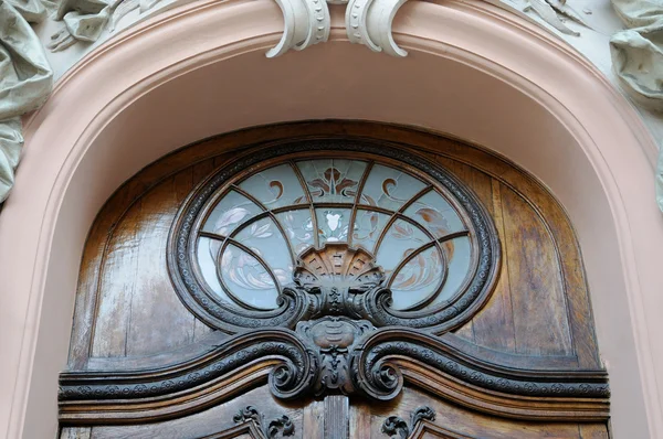 Detail oude gate - hoofdingang van het "huis van wetenschappers" in — Stockfoto