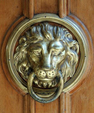 Aslan başlı kapı tokmağı.