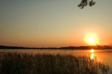 Nehirde gün batımı
