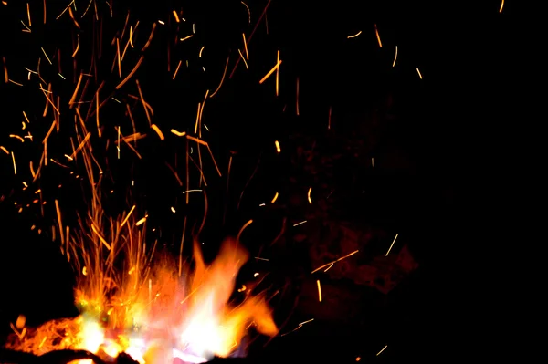 Pointes de flamme de feu forge avec étincelles gros plan — Photo