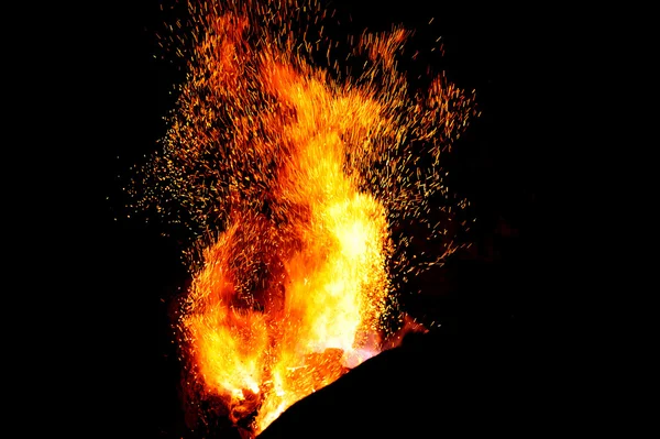 Pontas de chama de fogo ferreiro com faíscas close-up — Fotografia de Stock