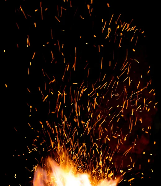 Pointes de flamme de feu forge avec étincelles gros plan — Photo