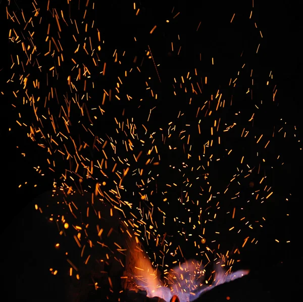 Embers e chamas da forja de um ferreiro — Fotografia de Stock