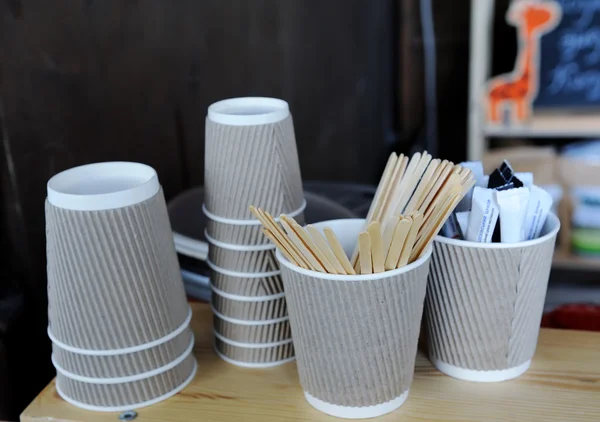 Taza de café de papel en la cafetería — Foto de Stock