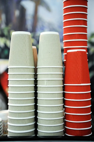 コーヒーショップの紙コーヒーカップ — ストック写真