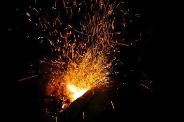 Köz ve bir Smith'in forge alevleri