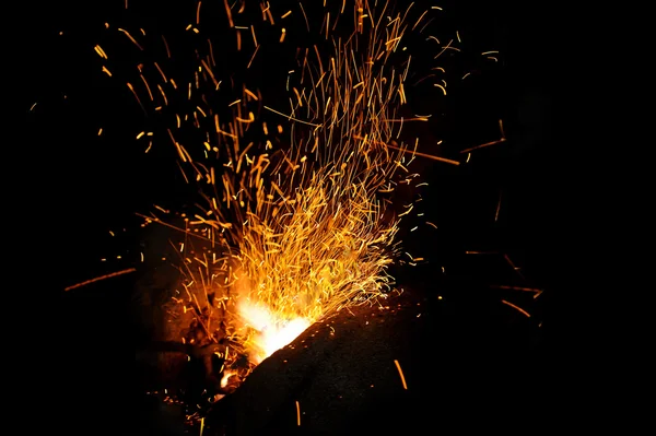 Embers e chamas da forja de um ferreiro — Fotografia de Stock