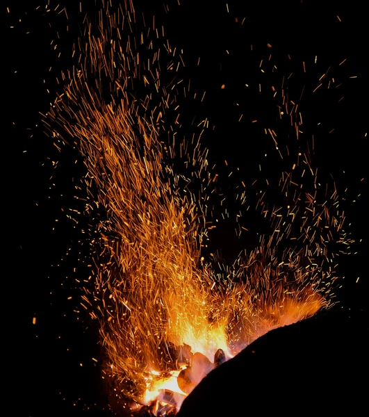 Embers e chamas da forja de um ferreiro — Fotografia de Stock