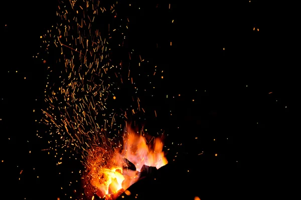 Embers e chamas da forja de um ferreiro — Fotografia de Stock