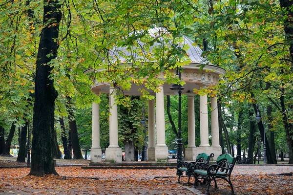 Parkbänk i höst — Stockfoto