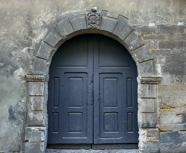 Alte Holztüren an der Wand. — Stockfoto