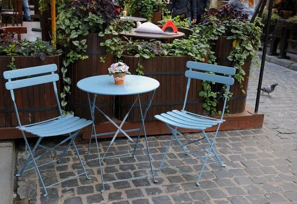 Ronde tafel en stoelen — Stockfoto