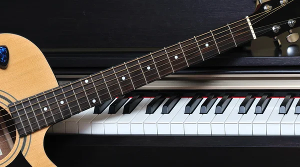 Piyano anahtar ve gitar.