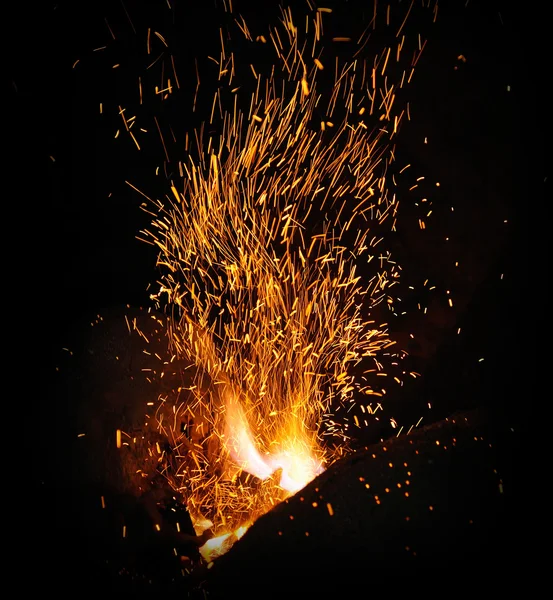De vlam vonken uit een smederij — Stockfoto