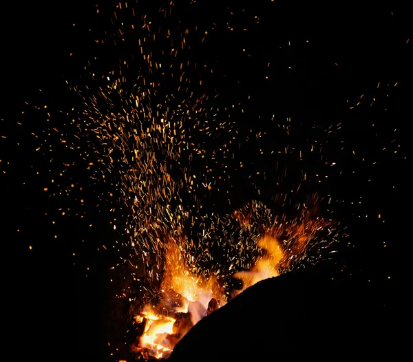 불꽃 스파크는 위조에서 — 스톡 사진