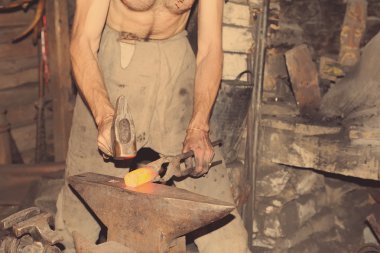 Demirci çalışma metal çekiç ile