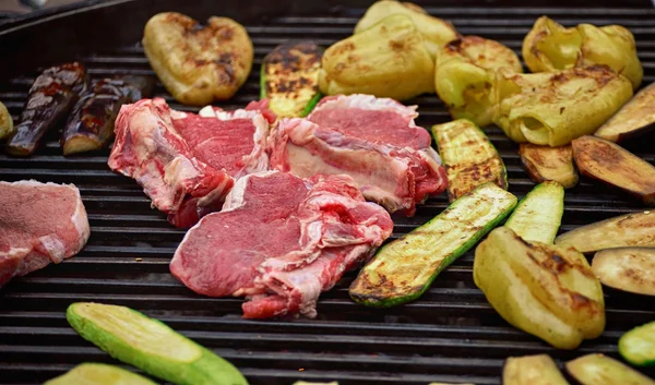 Grilled meat and vegetables — Stock Photo, Image