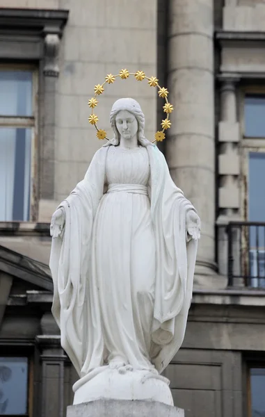 Estatua de la Virgen María en la calle de Lviv, Ucrania — Foto de Stock