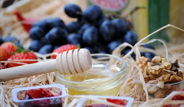 Noz e mel entre linha de frutas, legumes — Fotografia de Stock