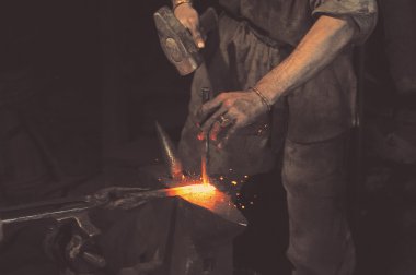 Demirci çalışma metal çekiç ile