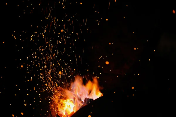 Die Flamme funkt aus einer Schmiede — Stockfoto
