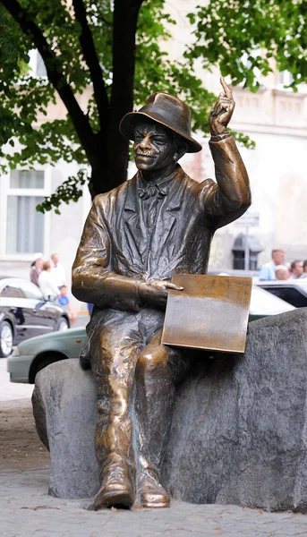 Lwów, Ukraina - 18 czerwca 2015: Pomnik naiwny malarz Nikifor — Zdjęcie stockowe