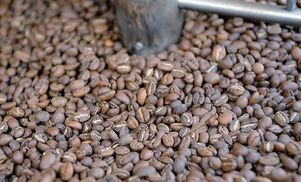 Mischen von geröstetem Kaffee — Stockfoto
