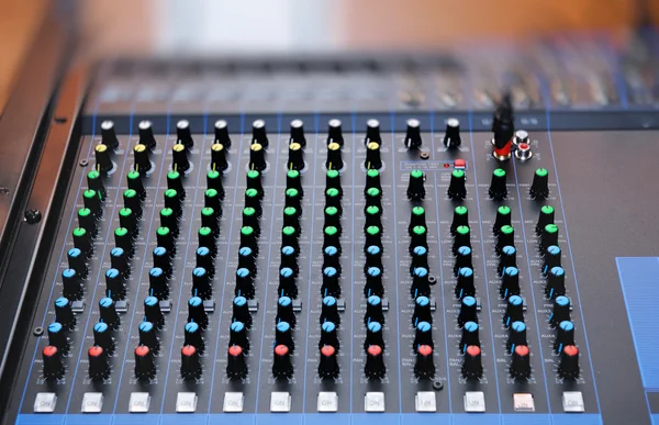 Console de mistura de áudio com faders — Fotografia de Stock