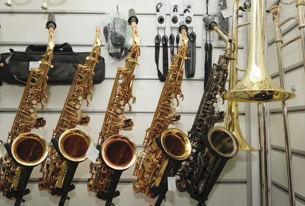 Saxophone sur le magasin de musique de fond — Photo