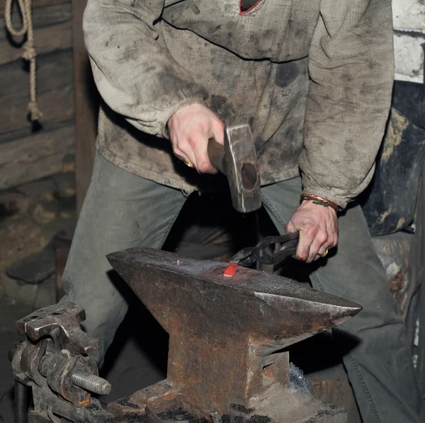 Detail schot van hamer smeden heet strijkijzer op aambeeld — Stockfoto