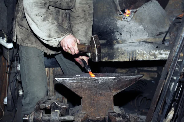 Detail schot van hamer smeden heet strijkijzer op aambeeld — Stockfoto