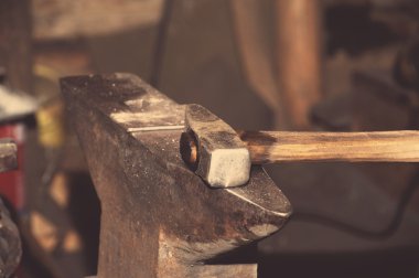 Çekiç ve örs, demirhane, detayını araçlar metal
