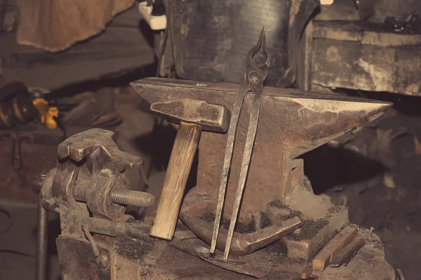 Hammer and anvil, detail of a forge, metal tools — Stock Photo, Image