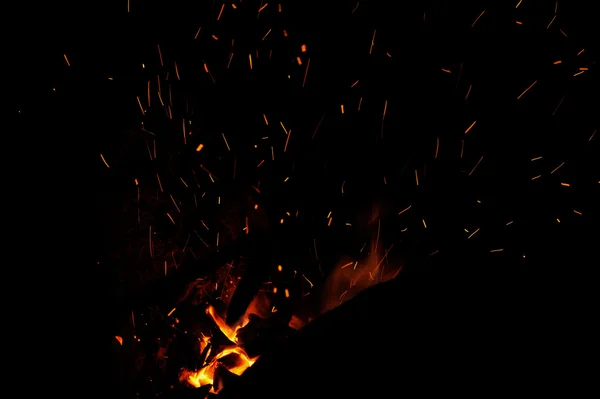 Lignes chaudes rouges étincelles sur un fond noir — Photo