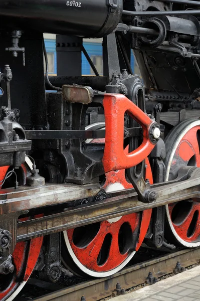 Механизм привода поезда и красные колеса старого паровоза — стоковое фото