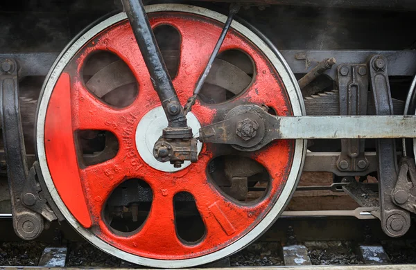 Meccanismo di trazione del treno e ruote rosse di una vecchia locomotiva a vapore — Foto Stock