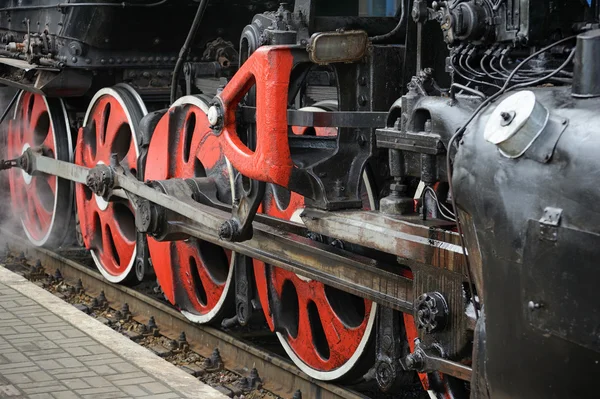 训练老蒸汽机车驱动机制和红的轮 — 图库照片