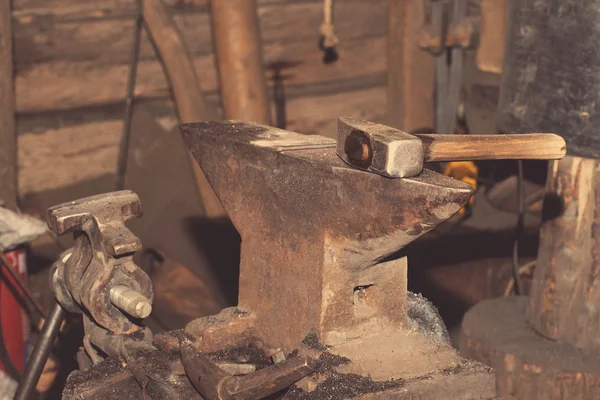 Marteau et enclume, détail d'une forge, outils métalliques — Photo