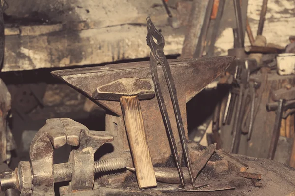 Hammer and anvil, detail of a forge, metal tools — Stock Photo, Image