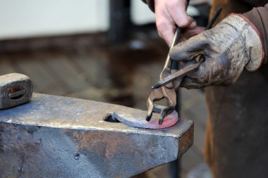 Demirci at nalı uydurandan