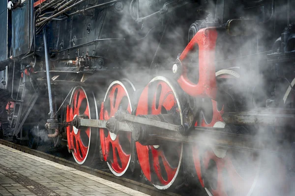 Meccanismo di trazione del treno e ruote rosse di una vecchia locomotiva a vapore — Foto Stock