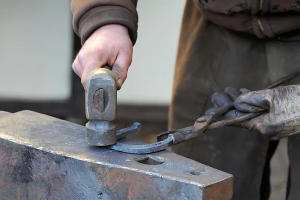 Le forgeron forge un fer à cheval — Photo