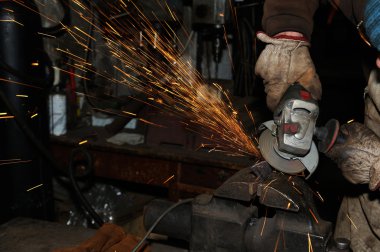 Açı değirmeni kesim çelik ile kıvılcım